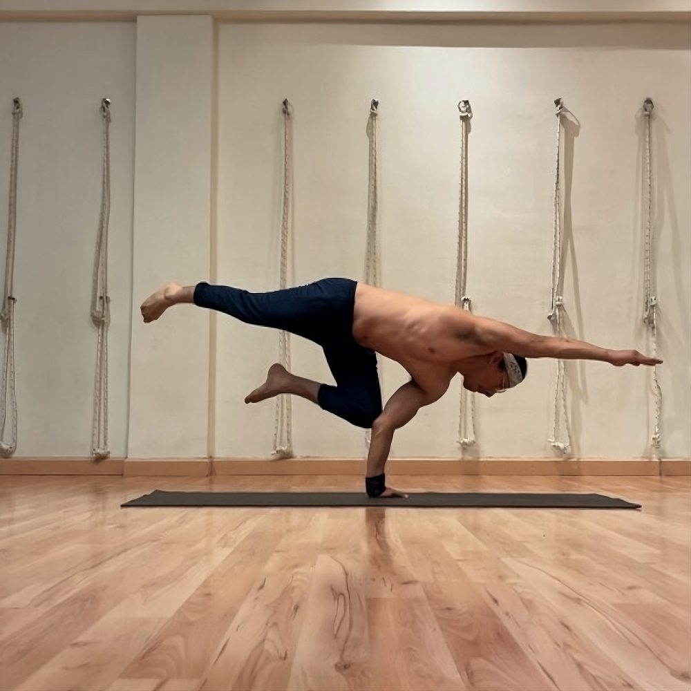 upscalemedia-transformed balances de brazos en yoga